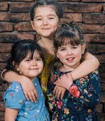 La relación de la reina con godoy fue carne de opinión pública durante muchos años. Se Ven Tan Dulces Hijas De Maria Luisa Godoy Se Robaron La Atencion En Aplaudida Postal Familiar