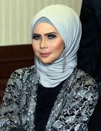 Listen to che wan fadhlan | soundcloud is an audio platform that lets you listen to what you love 4 followers. Rozita Slammed For Wearing White Beaded Jubah To Hospital The Star