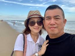 Danh hài Nhật Cường đoàn tụ với vợ con ở Mỹ, nhan sắc bà xã gây chú ý