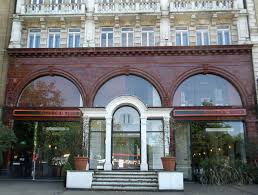 On the north side is apsley house and decimus burton's entrance screen to hyde park, and on the southeast are the gardens of buckingham palace. Hyde Park Corner Tube Station Wikipedia