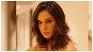 Isha Koppikar says romancing older actors was 'uncomfortable': 'You feel  you're hugging your father, not