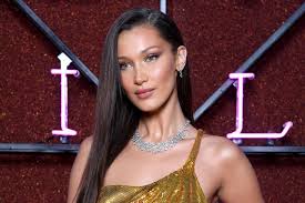 Bella hadid pulled out all the stops for a trip with friends, and that included wearing a particularly risqué a bathing suit while out on a boat. Neue Frisur Bella Hadid Tragt Jetzt Einen Bob Glamour