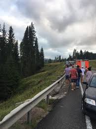 Grav accident vineri seară în pasul tihuța, la ieșirea din localitatea poiana stampei. Foto MaÈ™inÄƒ RÄƒsturnatÄƒ La Poiana Stampei Suceavanews Ro