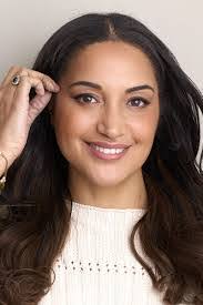 Amanda Bate's Instagram, Twitter & Facebook