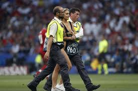 Uefa champions league final tottenham hotspur vs liverpool streaker! Champions League Finale Flitzerin Mit Shirt Von Vitaly Uncensored Das Steckt Dahinter Watson