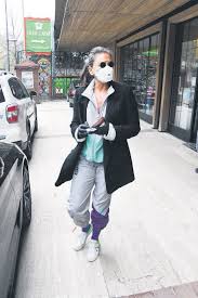 Türkiye'de önde gelen markalarına özel aksesuar ve giyim koleksiyonları hazırladı ve hazırlamayı sürdürüyor. Sosyetik Ikoncan Eda Taspinar Maske Ve Eldiven Takarak Kurallara Uydu Takvim