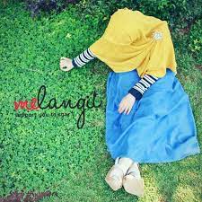 Hanya dengan sebuah smartphone dan aplikasi chat, seseorang sudah bisa mengetahui kabar keluarga yang sedang jauh. Gambar Wanita Muslimah Cantik Berhijab Dari Belakang