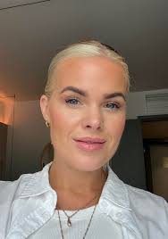 Vi er så glad for å kunne ønske ,Ida Moen, velkommen til oss som frisør🌸  Ida er 33 år,utdannet dame og herre frisør og har en del års erfaring .  Ønsker du