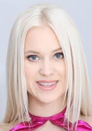 Nikki Hill's Instagram, Twitter & Facebook