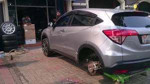Berikut daftar ukuran ban mobil standard semua mobil. Velg Hrv Prestige Ring 17 On Honda Hrv E Youtube