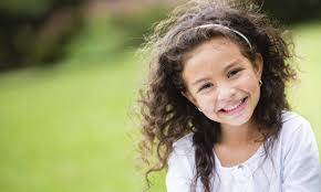 Chez les petites princesses en devenir, on peut y ajouter des. Comment Prendre Soin Des Cheveux Naturellement Boucles De Votre Enfant Actu Sante Fenua