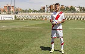 Zuculini, en el radar de racing el volante central, con poco rodaje en el millonario, es uno de los apuntados para reforzar a la academia, club que lo vio nacer. Rayo Vallecano Un Viajero Que Llega Al Barrio Marca Com