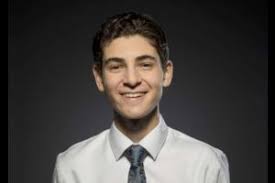 Il cherche des réponses concernant les évadés d'indian hill et veut savoir pourquoi leurs pouvoirs semblent les tuer. Paradis Perdu S3e1 Gotham Tele Loisirs