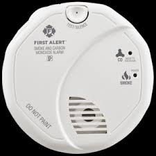Installation is as simple as plugging it in to any wall outlet. Smoke And Carbon Monoxide Alarm Combination Battery Operated First Alert