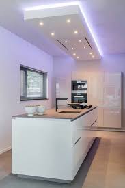 keuken in strak design met verlaagd plafond tevens kleur en verlichtingsplan verzorgd door bad en keuken design seven keuken plafonds verlaagd plafond keuken