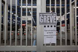 Çalışma yasası paketine karşı yürütülen iş bırakma eylemlerinden. Greve Geral Onibus Metro E Trens De Sao Paulo Tambem Param Geral