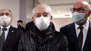 Tiyatro sanatçısı genco erkal (83), 2016 yılına ait iki sosyal medya paylaşımı nedeniyle cumhurbaşkanına hakaret suçlamasıyla 4 yıl 2 aya kadar hapis istemiyle yargılanacak. Genco Erkal Icin 4 Yila Kadar Hapis Istendi Son Dakika Haberleri