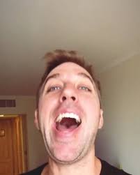 Y’all didn’t know I spoke Spanish!! Lol. There’s no telling what I’m  actually saying. , estad atentos, ¡pronto llegará el álbum de adoración  español!