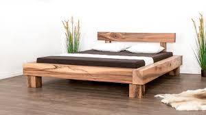 Mit einem holzbett aus massivholz bringen sie individualität und wärme in ihr schlafzimmer. Balkenbett Massiv Schweiz Nussbaum Bett Holzbetten Altholz Design