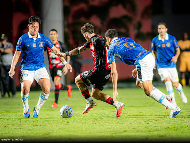 Vit&oacute;ria vence o Gr&ecirc;mio no Barrad&atilde;o e ganha f&ocirc;lego na luta contra o rebaixamento
