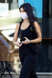 Kourtney kardashian'ın müzisyen sevgilisi travis barker sosyal medyada bir doğum günü pozu paylaştı. Kourtney Kardashian Shoping For Furniture In West Hollywood 02 12 2021 Hawtcelebs