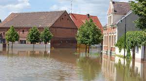 Denkbar seien technisches material, hubschrauber sowie hilfskräfte. Hochwasser In Sachsen Anhalt Deiche Brechen Bei Stendal Der Spiegel