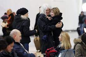 Βέβαια, την ίδια στιγμή, υπάρχουν και φορές που νομίζω ότι είναι το μόνο άτομο που θα. Nikos Karbelas Annita Pania Ta3idi Me Ton Gio Toys Mesa Stis Giortes Fthis Gr