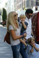 Ellemieke vermolen en sergio herman met zoontjes noah en zenna 1007201304 ibiza ellemieke vermolen met sergio herman en alle kids op vakantie in ibiza Reni Van Maren