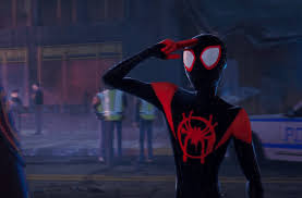 Entretanto, ao visitar o túmulo de seu ídolo em uma noite chuvosa, ele é surpreendido com a presença do próprio peter, vestindo o traje do herói aracnídeo sob um sobretudo. Continuacao De Homem Aranha No Aranhaverso E Confirmada