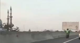 Bukti prank jepang lebih kreatif dari pada indonesia !! Jasa Marga Imbau Pemotor Perhatikan Rambu Agar Tidak Masuk Ke Jalan Tol Suara Bekaci