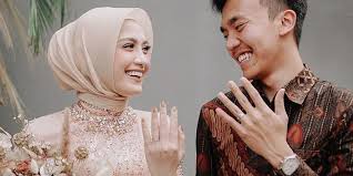 Inspirasi model baju untuk tunangan dan lamaran modern 2020 yang couple ini bisa jadi contoh bagi pasangan kekasih. 7 Inspirasi Kebaya Couple Untuk Lamaran Bikin Pangling Golaundry