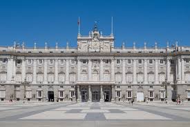 Die madrid sehenswürdigkeiten sind durchaus sehenswert. Palacio Real Von Madrid Madrid Informationen Preise Eintrittskarten Anfahrt Telefon Offnungszeiten Karte Fotos Bucher Und Reisefuhrer Fuhrungen Und Touren
