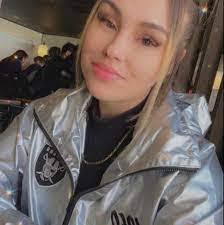 Laurie Leech's Instagram, Twitter & Facebook