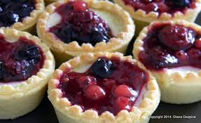 10 reguli esentiale ale menopauzei recomandate de dr. Mini Tarte Cu Budinca De Vanilie Si Fructe De Padure Mybisque