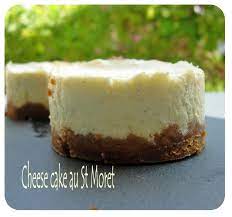 Je reviens avec une recette d'un cheesecake façon fraisier, ceux qui commencent à me connaître :d savent que le cheesecake est mon gâteau préféré ( la recette est ici ), mais là, c'est une recette de cheesecake sans oeufs, sans gélatine et sans cuisson! Cheese Cake Au St Moret Cuisine Et Dependances