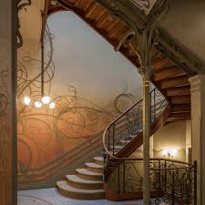 L'art nouveau refuse les distinctions entre arts majeurs (en l'occurence, l'architecture, la sculpture, la peinture, etc.) et les arts mineurs (les arts décoratifs). Banad Art Nouveau And Art Deco Guided Tours For Individuals Visit Brussels