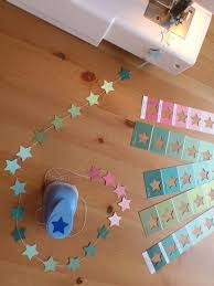 Eine Sternenkette Fur S Kinderzimmer Aus Farbkarten Diy Girlande Papiergirlanden Bastelideen
