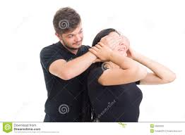 Deinen freund zu überraschen kann eine schöne art sein, um euch beide näher zu kommen. Der Freund Der Hand Auf Freundin Halt Mustert Fur Uberraschung Stockfoto Bild Von Gluck Bezaubern 55859630