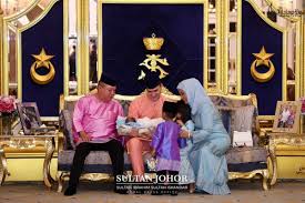 Puteri tunggal johor, tunku tun aminah maimunah iskandariah sultan ibrahim, 31, bakal melangsungkan pernikahannya dengan dennis muhammad abdullah, 28, di istana bukit serene, johor bahru, 14 ogos ini. Kelahiran Cahaya Mata Pertama Tunku Tun Aminah The Malaya Post