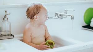 baby im waschbecken baden das sollten sie beachten focus de