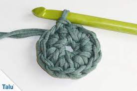 So gibt es zum einen die echten, geschlossenen runden. Teppich Hakeln Anleitung Runder Teppich Aus Textilgarn Teppich Hakeln Stricken Und Hakeln Hakeln