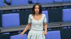 Das utagramm der woche ist ein satirisches wochenmagazin auf dem kanal von eigentümlich frei , bei dem unsere autorin uta ogilvie. Sawsan Chebli Will Reimburse Up To 30 Ads Per Week Against Hate Comments