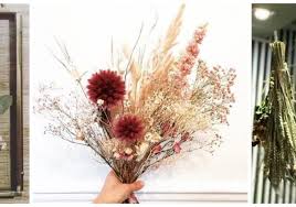 Fleurs sont faites de couches de satin rouge et perles. Deco Comment Faire Secher Des Fleurs Pour Un Bouquet Ou Pour Un Herbier