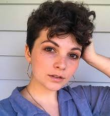Men with curly hair are blessed as they don't need to go through the pain of grooming products and regular haircuts as any other ordinary male, all the need is a short trim from the sides and a steps to get short curly hair. 20 Stylish Super Short Curly Hair For Ladies Short Hairdo