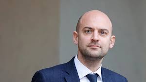 Eric Chauvin, le fleuriste préféré du monde de la mode, orne l'Opéra  Garnier de fleurs