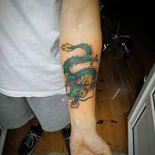 Le dragon qui est représenté ici serpente autour d'une lame. 98 Tatouages De Creatures Mythologiques Les Dragons