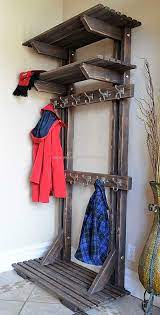 Wooden Pallet Coat Hanger Is The Most Important Furniture For Any Household Since It Welcomes The Visitors Cra Diy Coat Rack Diy Clothes Rack Rustic Coat Rack