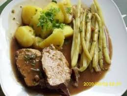 Fleisch Schmorbraten Vom Schweinerucken Mit Gelben Bohnen Und Salzkartoffeln Rezept Rezept Salzkartoffeln Rezept Schweinerucken Gelbe Bohnen