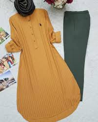 L Image Contient Peut Etre Personnes Debout Western Dresses Dresses Fashion