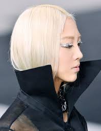 La règle primordiale à ce sujet est de ne surtout pas opter pour un changement à 180°. Un Blond Platine Sur Des Cheveux Asiatiques Coloration Toutes Les Reponses A Vos Questions Elle